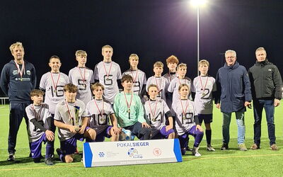 Trainer und Team der JSG Edersee mit Ulrich Mütze und Sven Liese nach dem BauCup-Finale in Korbach.