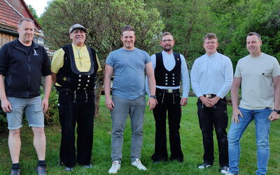 Gruppenfoto von sechs Männern des Vorstands der Zimmerer-Innung, alle stehen nebeneinander und blicken in die Kamera.