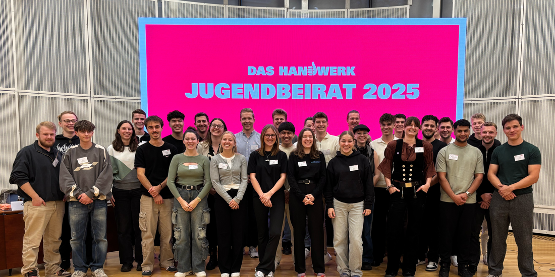 Gruppenfoto junger Handwerkerinnen und Handwerker im Haus des Deutschen Handwerks in Berlin