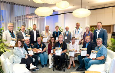 Gruppenfoto der Preisträger von #GemeinsamVereint bei der Preisübergabe der Volksbank in Korbach.