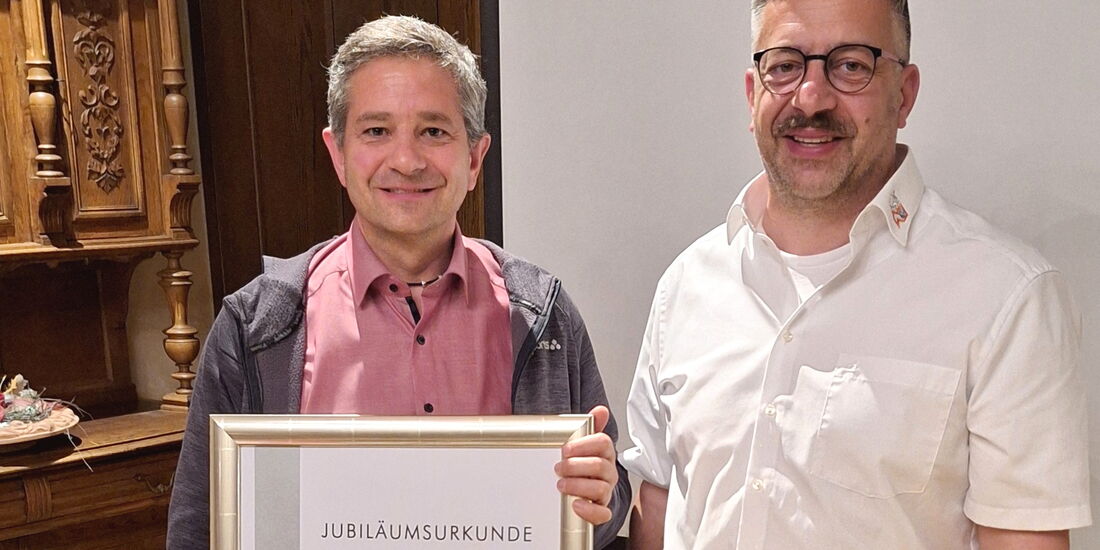 Jörg Bitterlich erhält Ehrenurkunde zum 25-jährigen Meisterjubiläum – Obermeister Demmer-Koutroulis gratuliert persönlich.