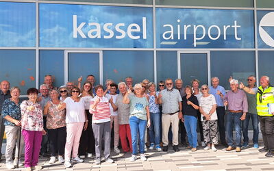 Die Waldecker Handwerks-Seniorinnen und -Senioren vor dem Eingang des Kassel Airports.