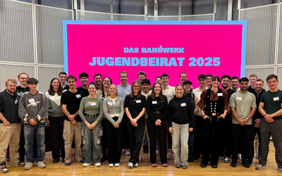 Gruppenfoto junger Handwerkerinnen und Handwerker im Haus des Deutschen Handwerks in Berlin