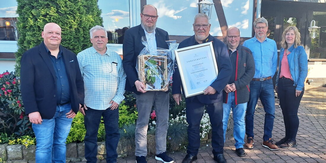 Sieben Personen stehen nebeneinander vor dem Hotel Teuteberg, darunter der Vorstand der Elektro-Innung Waldeck-Frankenberg.