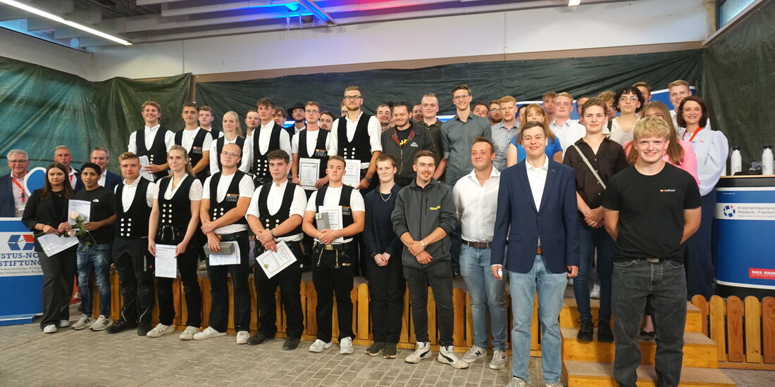 Gesellinnen und Gesellen erhalten in Korbach ihre Zeugnisse und Gesellenbriefe bei der Freisprechungsfeier.