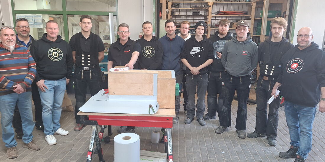 Azubis im Dachdeckerhandwerk mit Ausbildern, Referenten und Obermeister in der Dachdeckerhalle Lehrbauhof I.