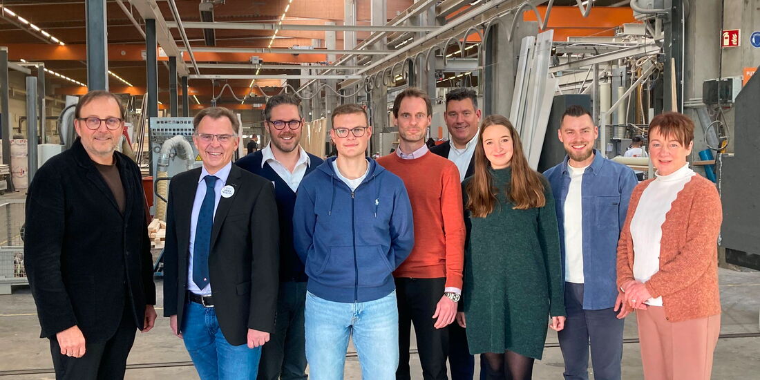 Gruppenfoto bei Finger-Haus: Vertreter von Arbeitsagentur, IHK, Kreishandwerkerschaft und Ausbildern stehen zusammen.