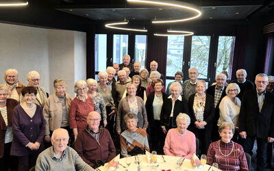 Handwerksseniorinnen und -senioren bei der Weihnachtsfeier im Hotel Touric in Korbach in geselliger Runde.