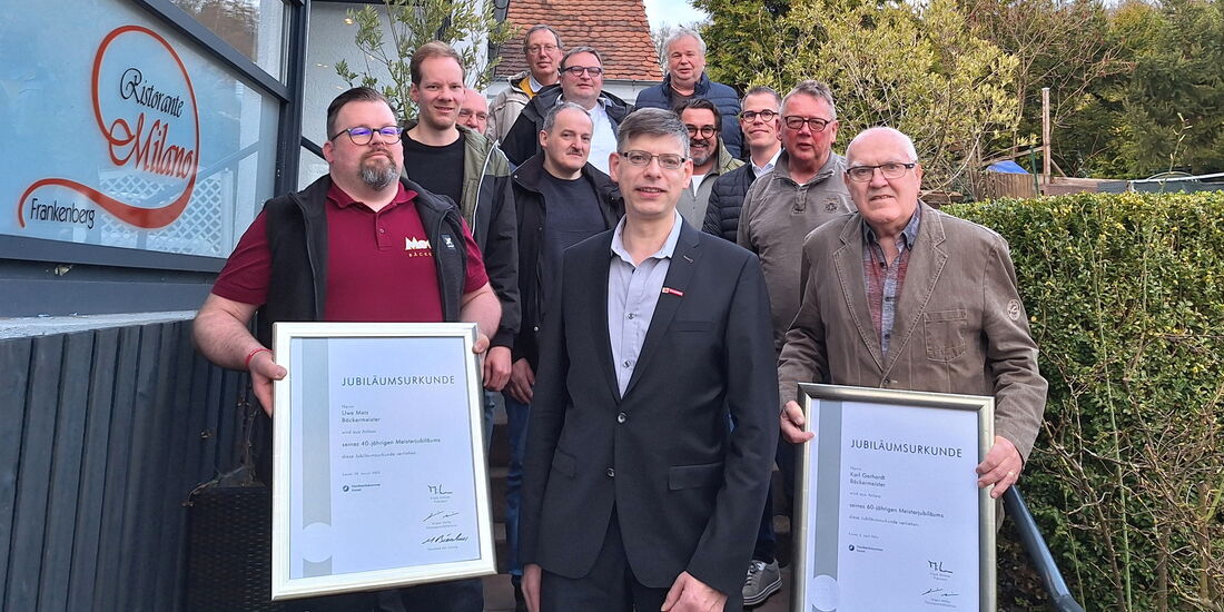 Gruppenfoto vor Restaurant. Vorn: Karsten Metz für Uwe Metz, Obermeister Bienhaus, Karl Gerhardt mit Ehrenurkunden.