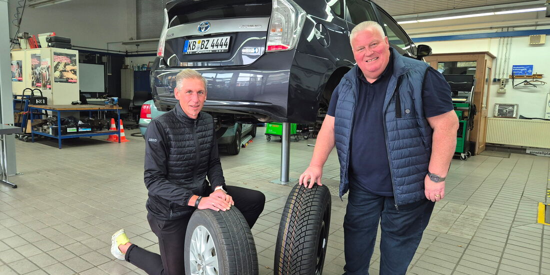 Fritz Faupel und Kai Bremmer zeigen Sommer- und Winterreifen für den saisonalen Reifenwechsel.