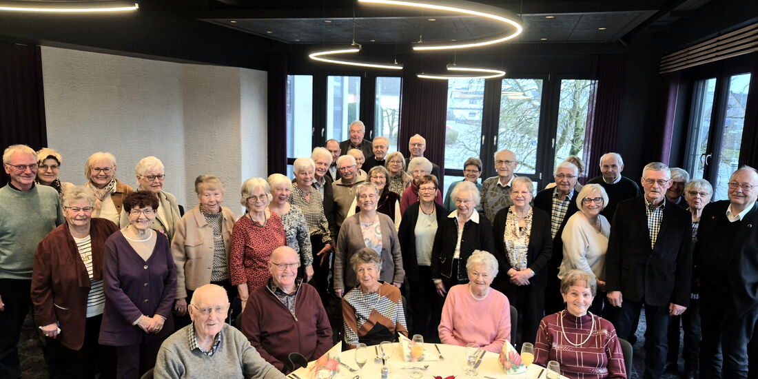 Handwerksseniorinnen und -senioren bei der Weihnachtsfeier im Hotel Touric in Korbach in geselliger Runde.