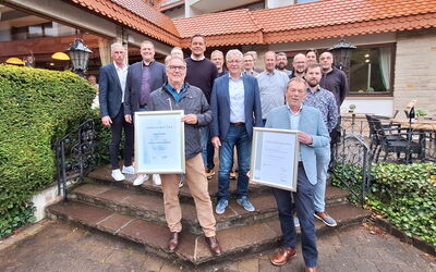 Im Amt bestätigt: Obermeister Ulrich Mütze. Links daneben Swen Meier, neuer stv. Obermeister. Vorne: u.a. Ehrenobermeister Jörg Scheffer.
