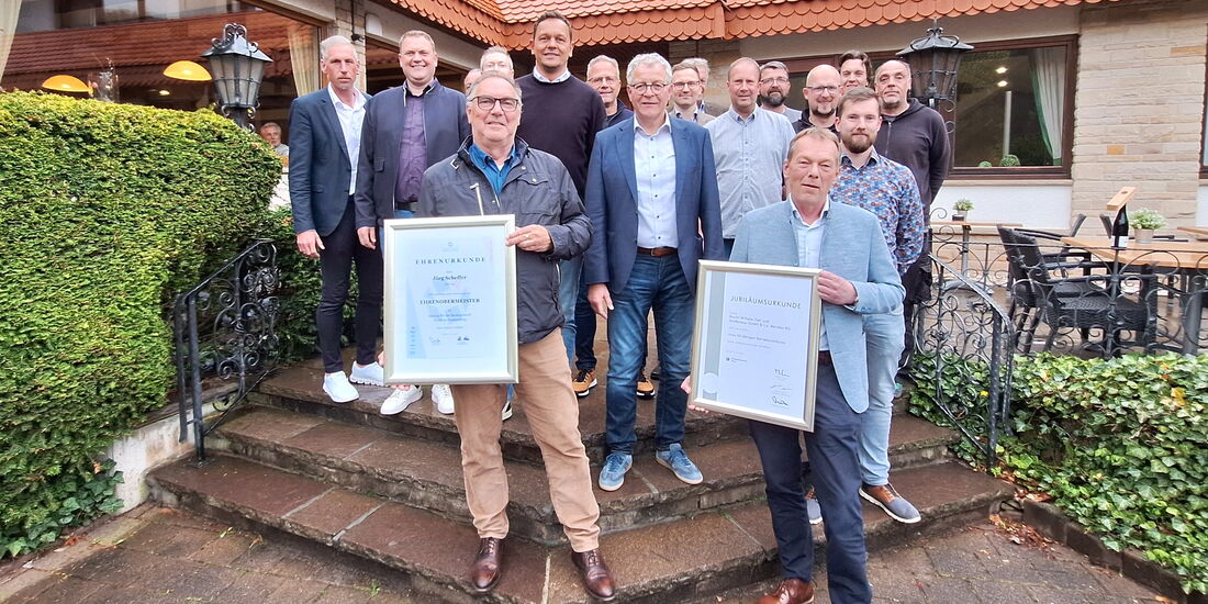 Im Amt bestätigt: Obermeister Ulrich Mütze. Links daneben Swen Meier, neuer stv. Obermeister. Vorne: u.a. Ehrenobermeister Jörg Scheffer.
