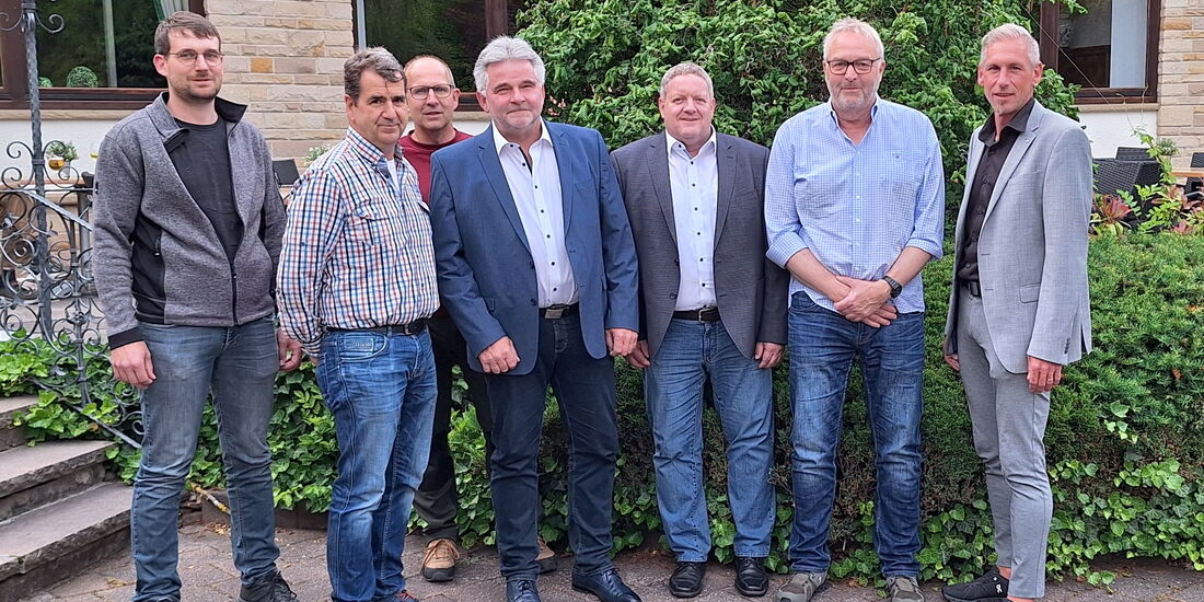 Vorstandsmitglieder der Tischler-Innung Waldeck-Frankenberg stehen gemeinsam im Freien und blicken in die Kamera.