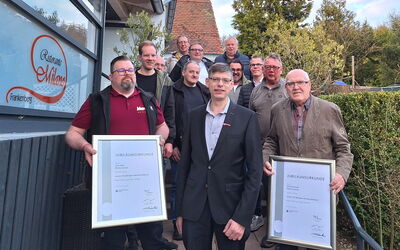 Gruppenfoto vor Restaurant. Vorn: Karsten Metz für Uwe Metz, Obermeister Bienhaus, Karl Gerhardt mit Ehrenurkunden.