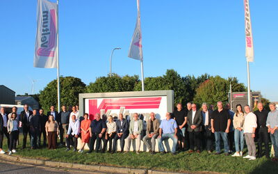 Vertreter der Handwerksorganisation Waldeck-Frankenberg stehen gemeinsam vor der Firma Veltum in Sachsenhausen.