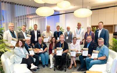 Gruppenfoto der Preisträger von #GemeinsamVereint bei der Preisübergabe der Volksbank in Korbach.