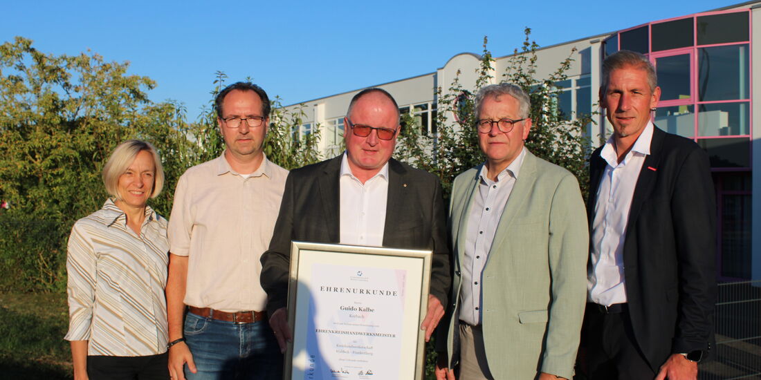 Fünf Personen bei der Übergabe der Ehrenurkunde an Guido Kalbe zum Ehrenkreishandwerksmeister.