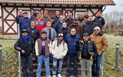 Gruppenfoto der erfolgreichen Vorarbeiter-Absolventen mit einigen Ausbildern nach bestandener Prüfung.