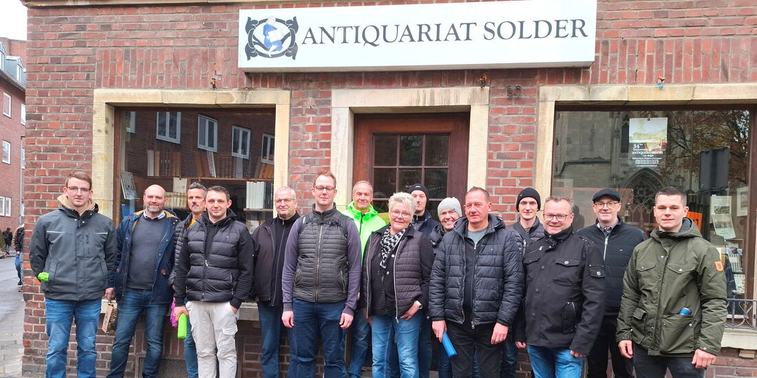 Innungsmitglieder stehen vor dem Antiquariat Solder, bekannt aus der Serie „Wilsberg“.