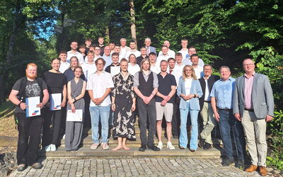 Gruppenfoto der freigesprochenen Tischler- und Holzmechaniker-Absolventen vor der Wandelhalle Bad Wildungen.