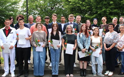 Gruppenfoto der Absolventinnen und Absolventen mit Lehrkräften und pädagogischen Fachkräften im BFH Korbach.
