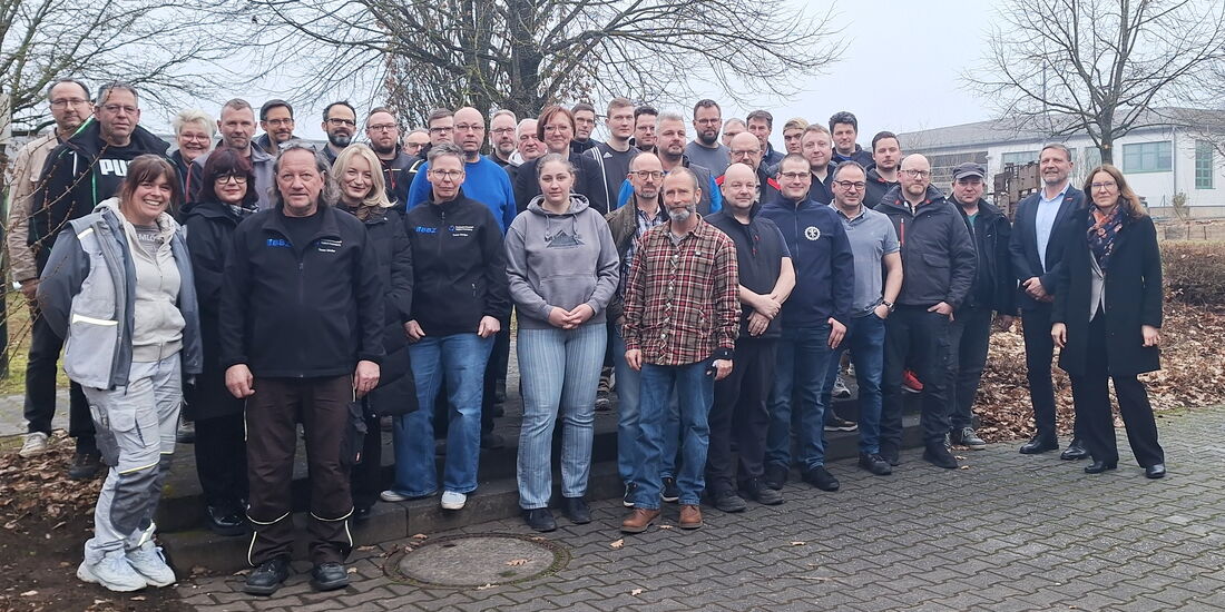 Gruppe von Teilnehmenden der Prüferschulung im BBZ Korbach mit Referenten der Handwerkskammer Kassel.
