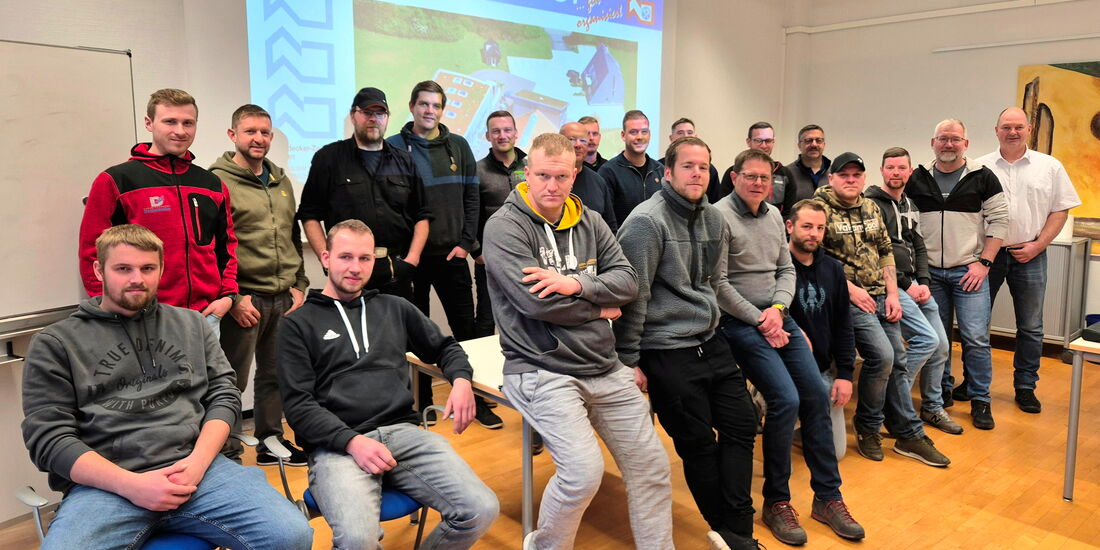 Seminarstart im Konrad-Seibel-Raum: Gruppenfoto der Teilnehmenden, rechts Dozent Schaumlöffel, Obermeister weiter links.