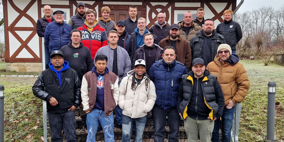 Gruppenfoto der erfolgreichen Vorarbeiter-Absolventen mit einigen Ausbildern nach bestandener Prüfung.
