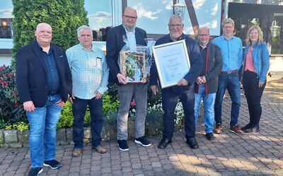 Sieben Personen stehen nebeneinander vor dem Hotel Teuteberg, darunter der Vorstand der Elektro-Innung Waldeck-Frankenberg.