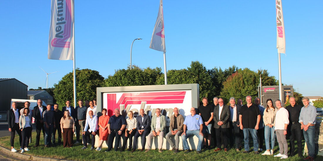 Vertreter der Handwerksorganisation Waldeck-Frankenberg stehen gemeinsam vor der Firma Veltum in Sachsenhausen.