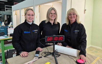 Kim, Nora und Tanja testen vor der Ausbildungsbörse gemeinsam die 10-Sekunden-Challenge.