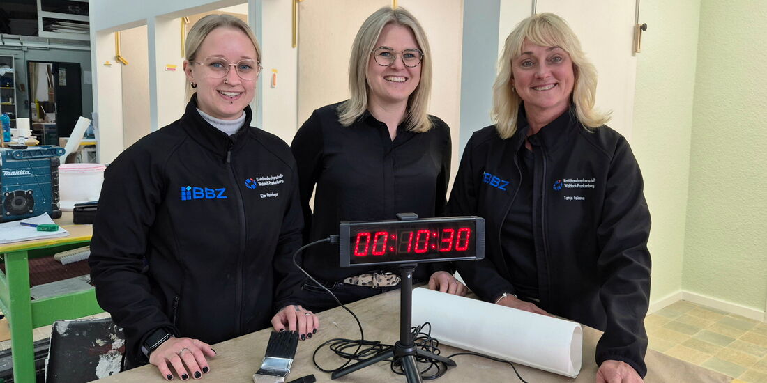 Kim, Nora und Tanja testen vor der Ausbildungsbörse gemeinsam die 10-Sekunden-Challenge.