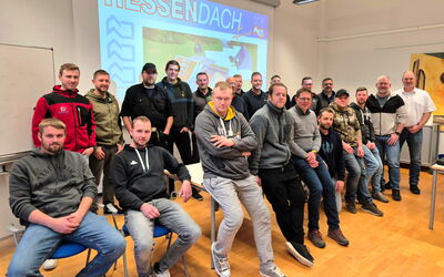 Seminarstart im Konrad-Seibel-Raum: Gruppenfoto der Teilnehmenden, rechts Dozent Schaumlöffel, Obermeister weiter links.