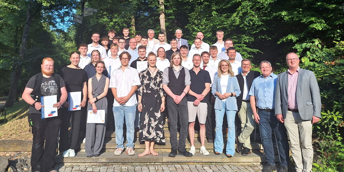 Gruppenfoto der freigesprochenen Tischler- und Holzmechaniker-Absolventen vor der Wandelhalle Bad Wildungen.