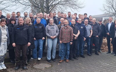 Gruppe von Teilnehmenden der Prüferschulung im BBZ Korbach mit Referenten der Handwerkskammer Kassel.
