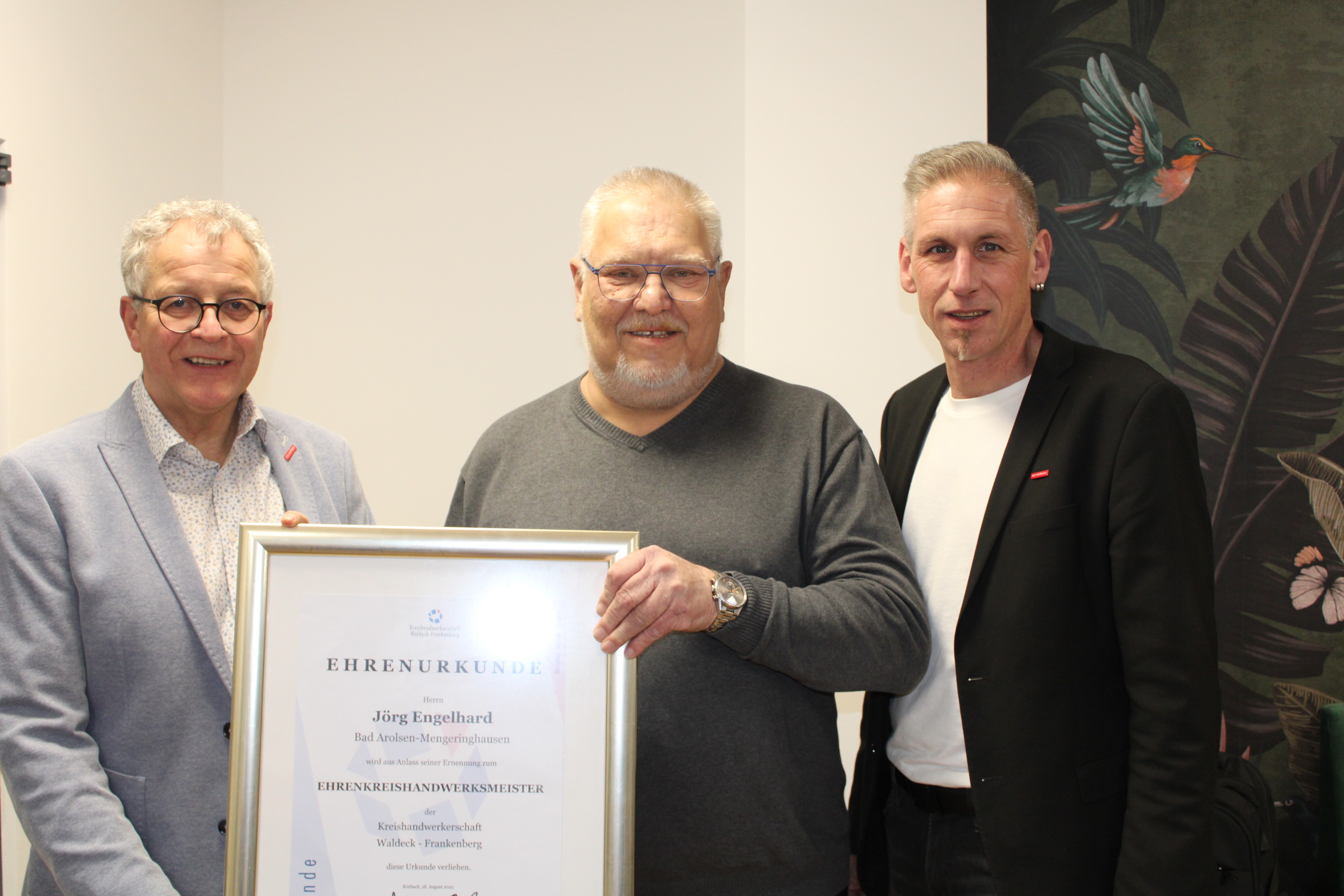 Ulrich Mütze und Kai Bremmer ehren Jörg Engelhard mit der Ehrenurkunde.